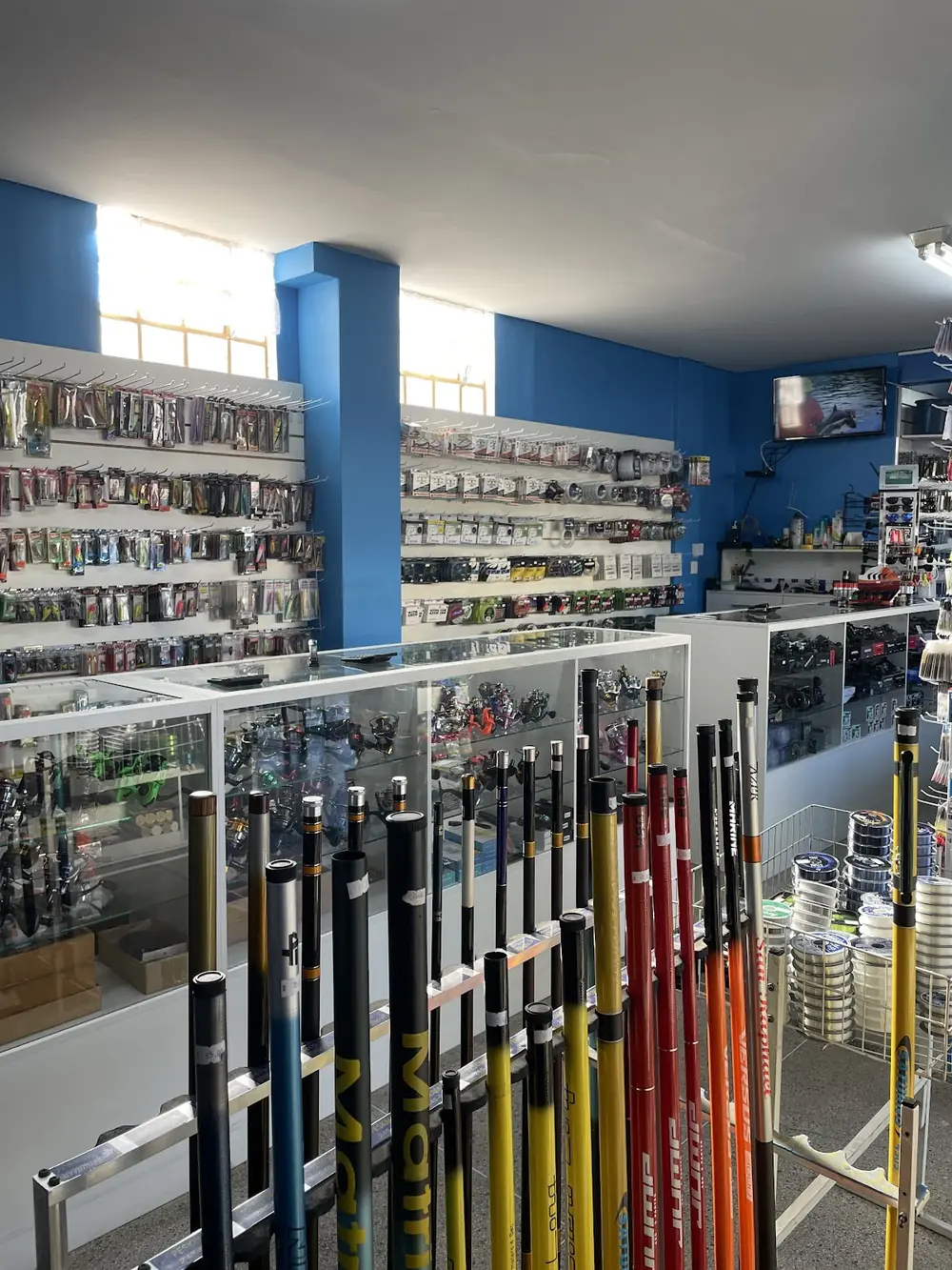 Interior da Peskimar, com varas e expositores de artigos de pesca