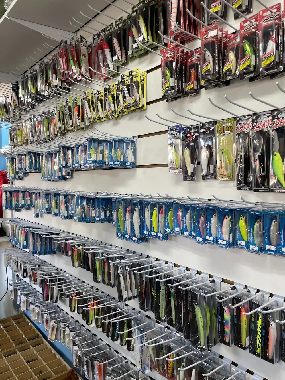 Artigos de pesca no interior da Peskimar