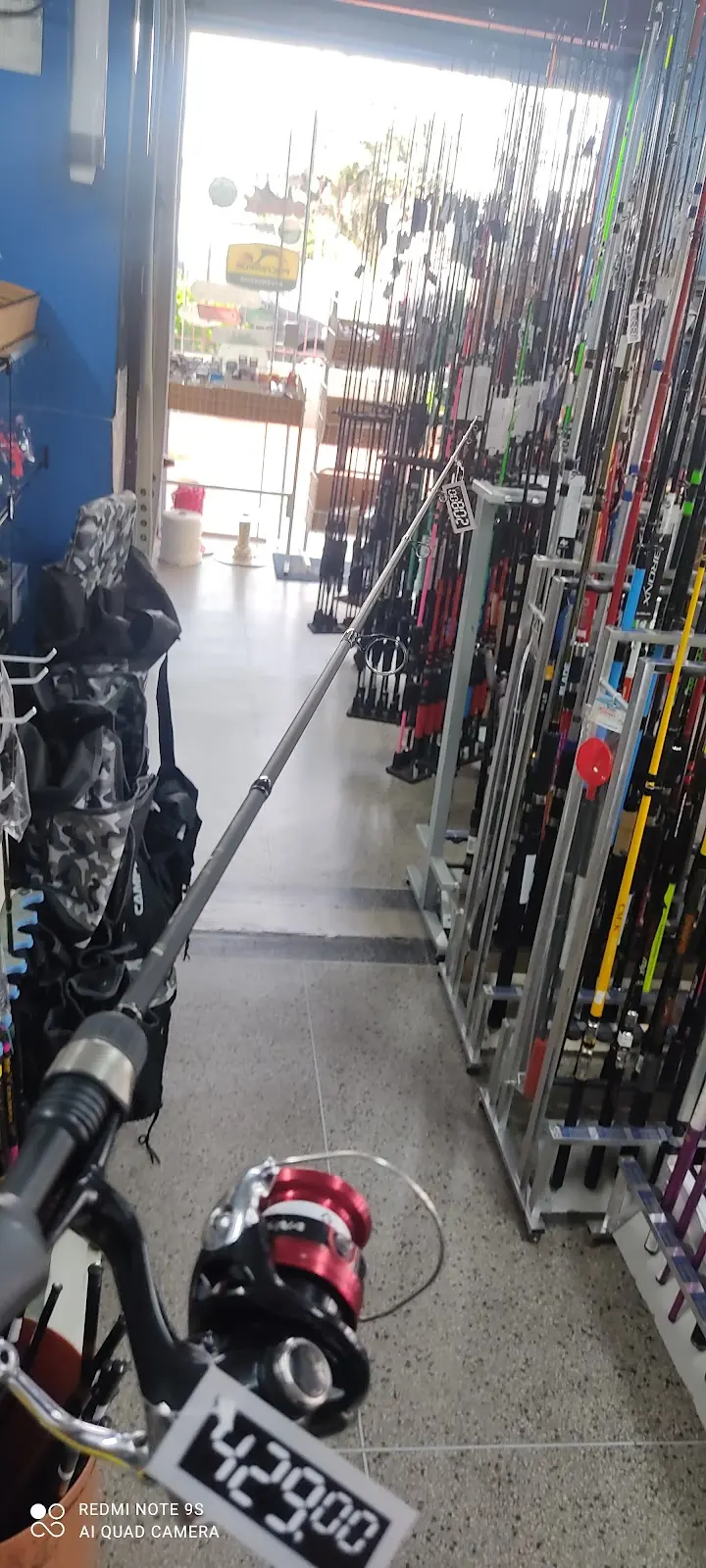 Mostruário de artigos de pesca no interior da Peskimar