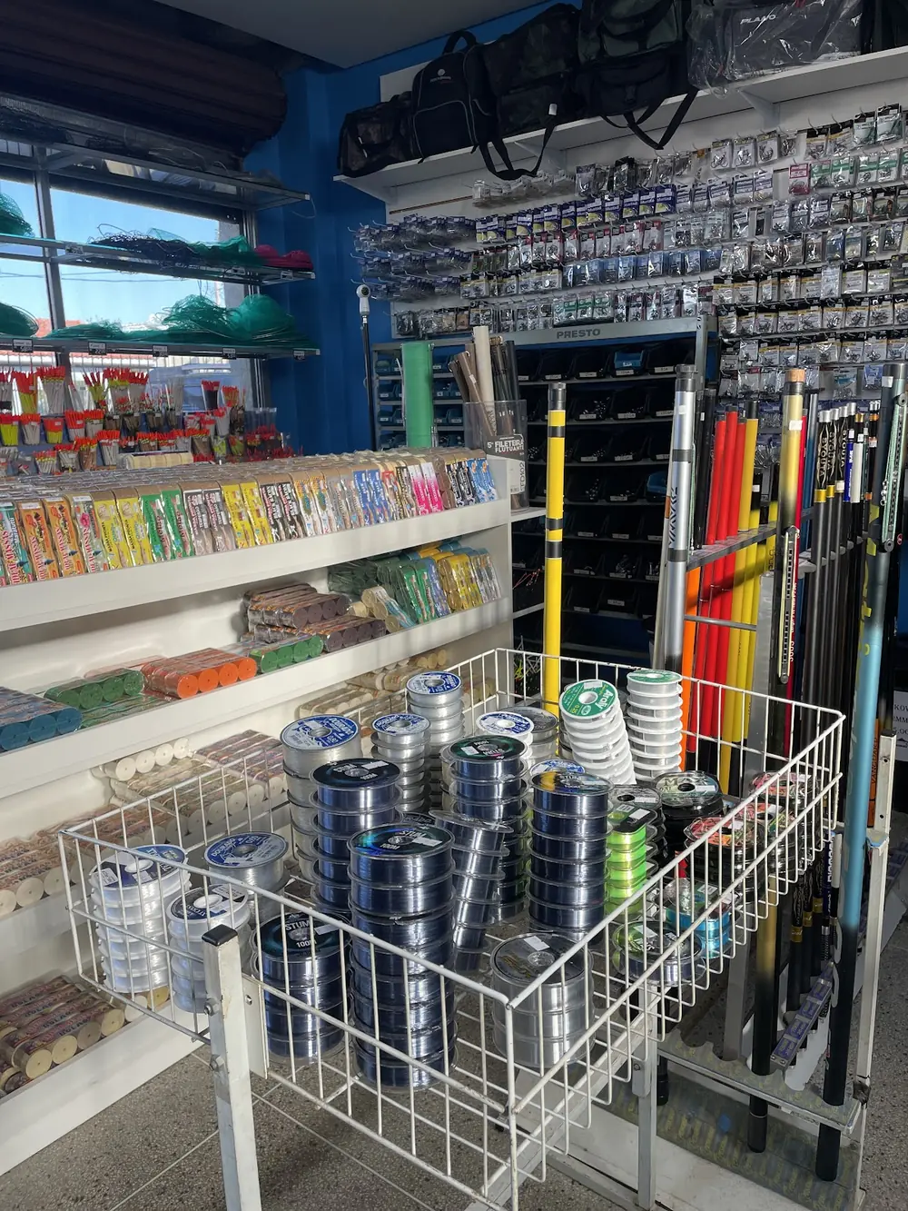 Exposição de linhas e artigos de pesca na Peskimar