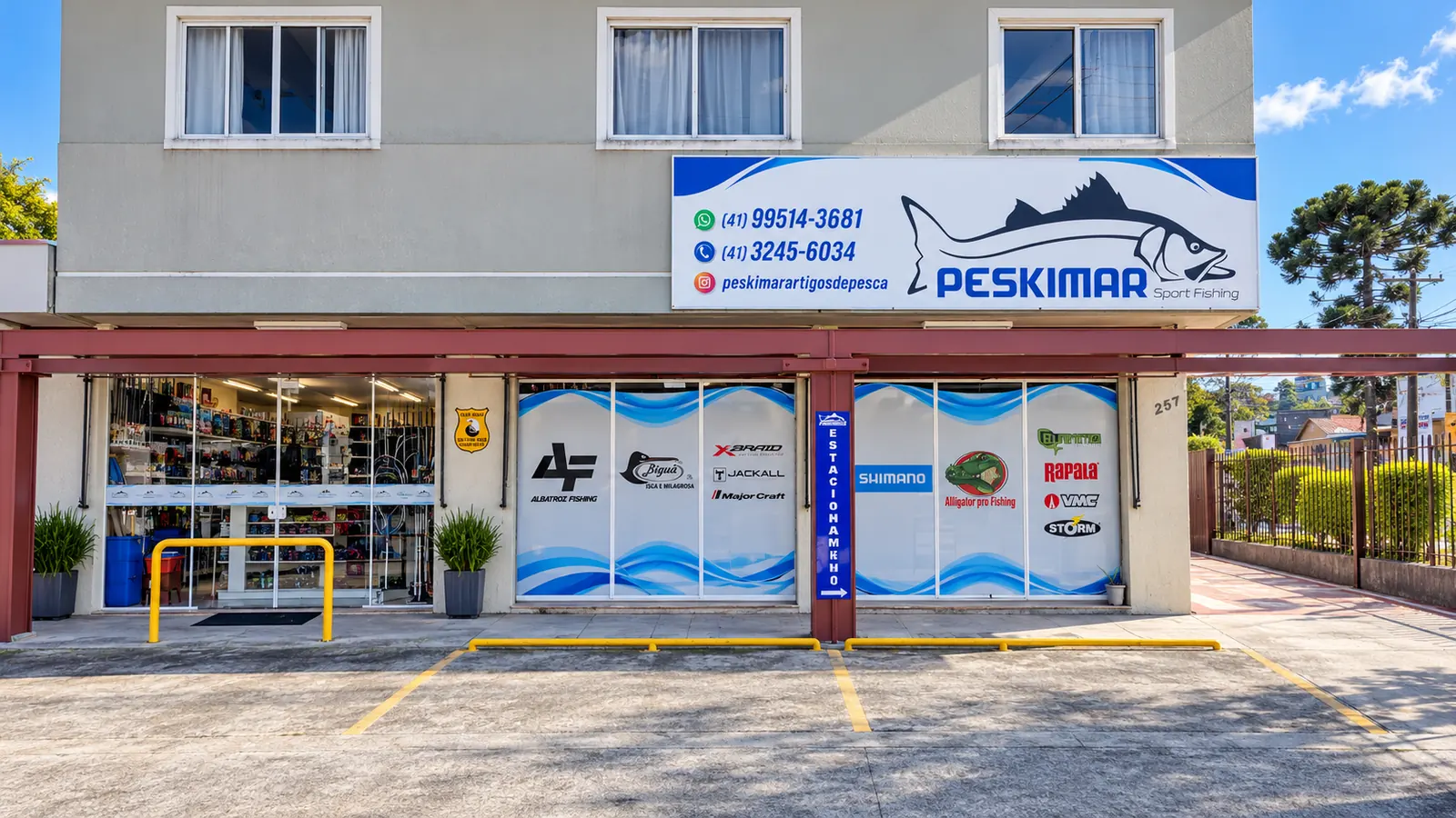 Fachada da Peskimar com o letreiro da loja, entrada e área em frente ao estabelecimento